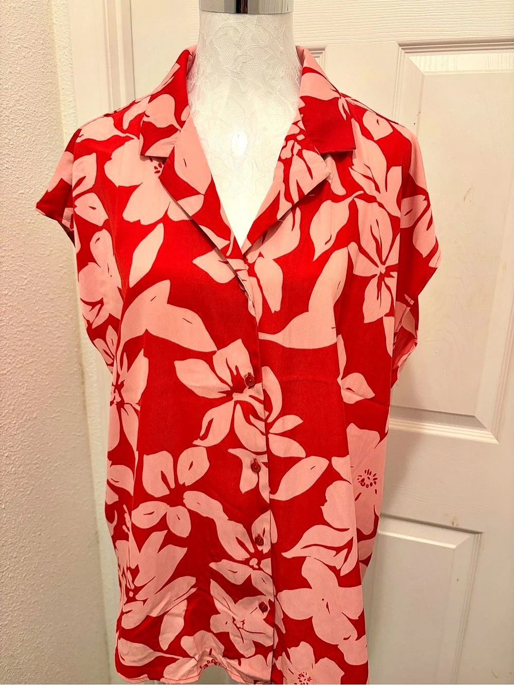 Philosophy Floral Button Down Top in Red & Pink Size XL Like New